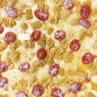 Chiquita'S Macaroni Pizza · white pizza, fresh garlic, macaroni, garnished with tomato & parmesan