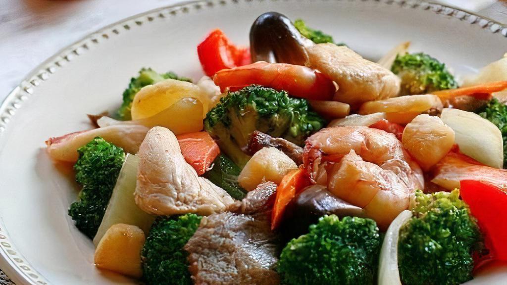Happy Family · Sliced chicken, pork, beef, Scallop and shrimp with vegetables in brown sauce.