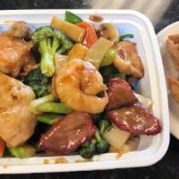Subgum Wonton · Beef, shrimp, chicken, and pork with Chinese vegetable surrounded fried wontons.