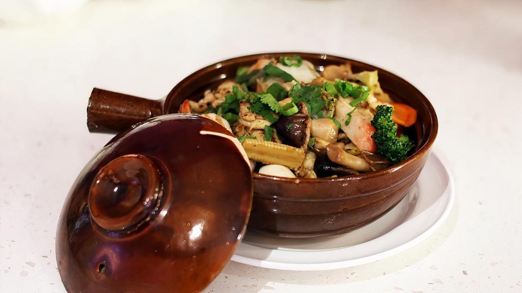 Com Tay Cam Hai San · Rice clay pot with seafood and vegetable.