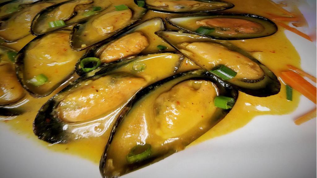 Curried Mussels · Mussels cooked in a delicious spicy curry sauce and served with bread!