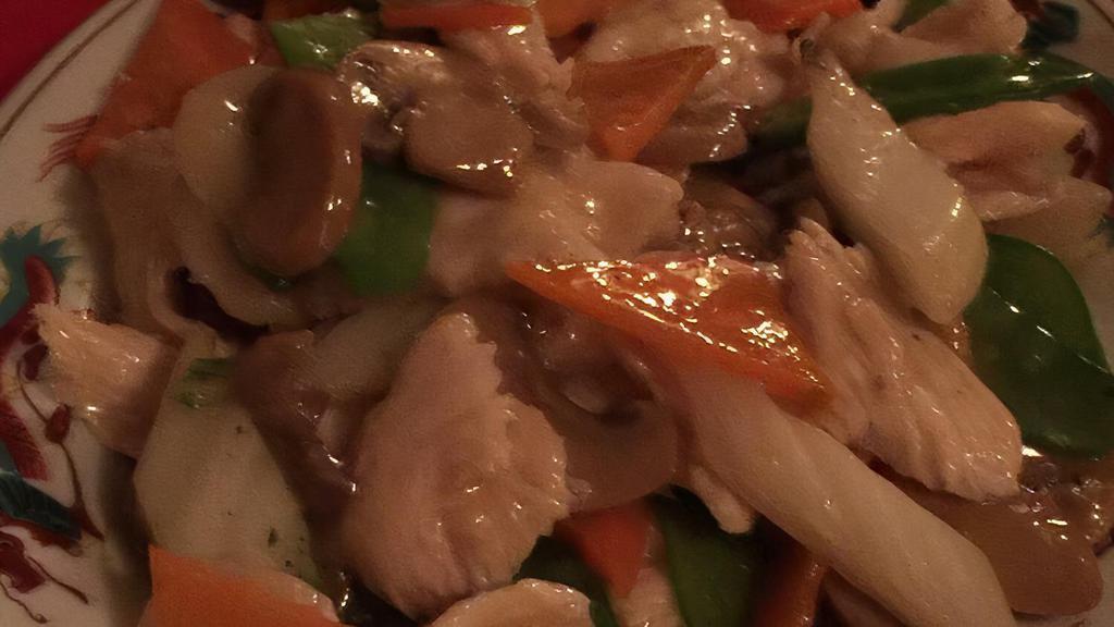 Moo Goo Gai Pan · White meat chicken with mushrooms and mixed vegetables.