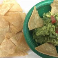 Guacamole Antojitos / Guacamole Cravings · Aguacate y nachos. / Avocado and nachos.