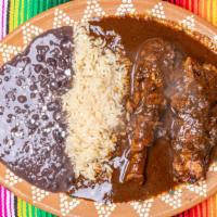 Mole De Pollo / Chicken Mole · El mole de pollo viene con arroz, frijoles y ensalada con tortillas. / Chicken mole comes wi...