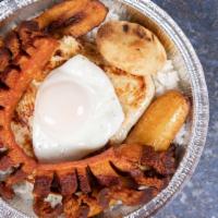Bandeja Paisa · Carne asada, chicharron, huevo frito, frijoles, arroz, platamo maduro y arepa.