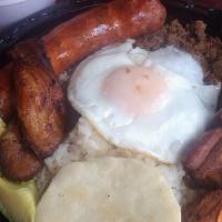 Bandeja Paisa / Paisa Tray · Carne molida, frijoles, arroz, chicharrón, huevo, plátano dulce, aguacate, chorizo ​​y arepa...