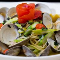 Linguine Con Vongole · Little neck clams, cherry tomatoes, and asparagus.