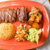 Arrachera · Grilled skirt steak served with guacamole, pico de gallo, sauteed portabella, and red potato.