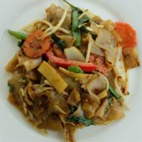 Drunken Noodle   · spicy  Stir-fried flat rice noodle with mixed Vegetables and basil leaves in spicy basil sau...