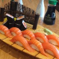 Salmon Lover · Eight pieces of salmon and salmon roll.