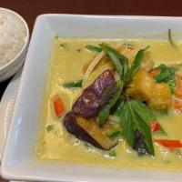 Green Curry · Eggplant, red & green pepper, basil leaf, string bean, bamboo shoot and pea.