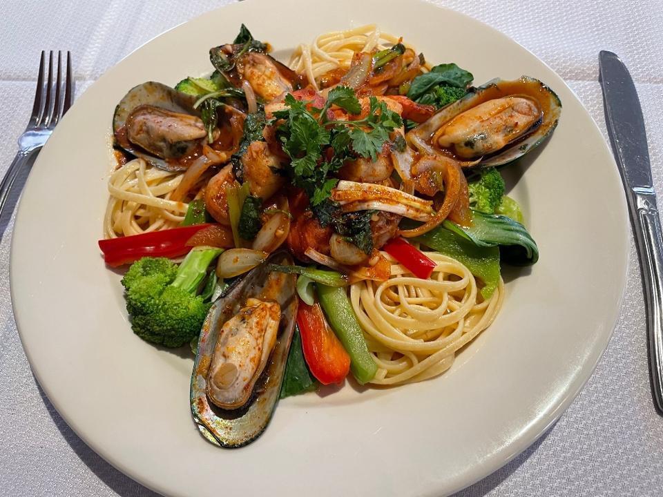 (D) Seafood Medley · Shrimp, Salmon, Scallop, mussels with garlic Thai basil over the pasta.