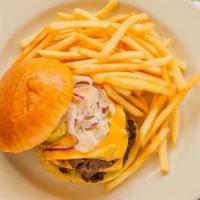 Burger Américain · Cheeseburger, pommes frites,
sauce mayonnaise