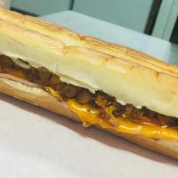 Philly Cheese Steak · Pan Tostado con mantequilla acompañando, de lechuga, tomate, cebolla, jamón, y queso con car...