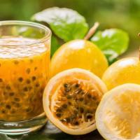 Jugo - Chinola / Passion Fruit · Chinolas con el agua y el azúcar.