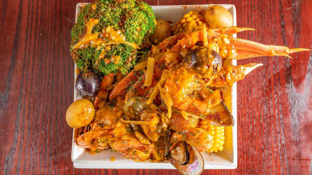 Seafood Crab Boil  · Snow Crab Cluster, 5 New Zealand Green Shell Mussels, 5 Wild Caught Colossal Shrimp, served with broccoli, potatoes and corn in your choice of garlic butter or “come here sauce