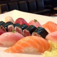 Sushi Deluxe · 9 Pcs sushi w. tuna roll.