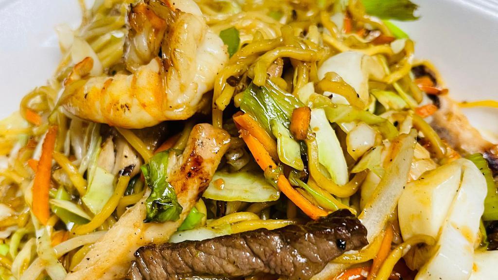 House Yakisoba Noodles With Mixed Vegetables · 