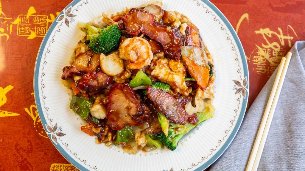 Happy Family · Jumbo shrimps, scallops, sliced white meat chicken and pork with fresh seasonal vegetables In a savory brown sauce.
