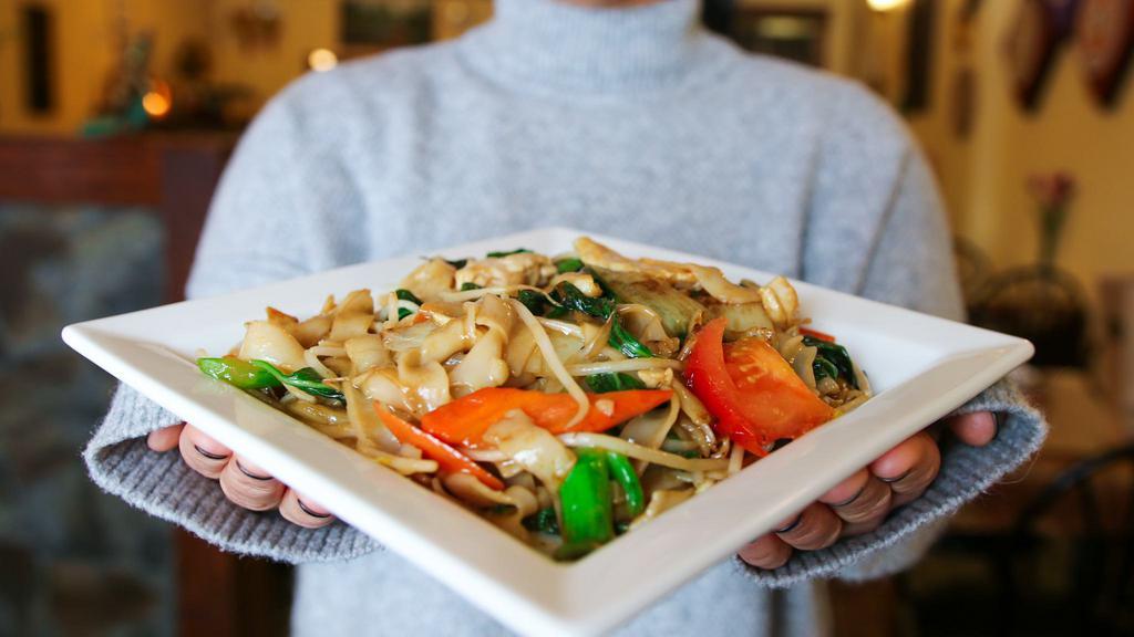 Pad Kee Mao(Drunken Noodle) · Stir fried rice noodles with fresh chilli pepper, basil leaves and your choice of beef, pork or chicken
