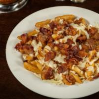 Batata Frita Com Queijo E Bacon · French fries with cheese and bacon.