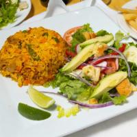 Arroz Con Pollo Servido Con Ensalada · Saffron rice with chicken served with salad