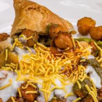 समोसा चाट मुंबिया स्टाइल  Samosa Chaat Mumbai Style · Potato and pea turnover topped with spiced chickpeas, yogurt, cilantro, mint sauce, and tama...