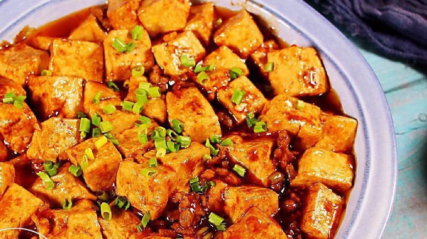 General Tso'S Tofu(Combination Platters)左宗豆腐+春卷 · Hot and spicy.Served with pork fried rice and  Egg Roll