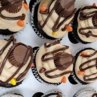 Chocolate Pb · Chocolate cake filled with fudge filling, topped with PB buttercream, Reeces cup,
Reeces pie...