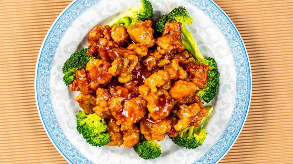 General Tso'S Chicken · Spicy. Chunks of chicken deep fried till crispy sauteed in a special hot Hunan sauce garnish with fresh broccoli.