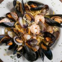 Tutto Mare · Clams, mussels & shrimp served w/ linguini in a white or red wine sauce.