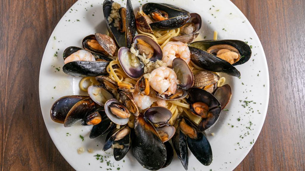 Tutto Mare · Clams, mussels & shrimp served w/ linguini in a white or red wine sauce.