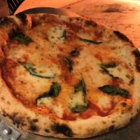 Pizza Margherita · Mozzarella Fior d'Agerola, San Marzano sauce, Basil