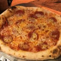 Pizza Pepperoni Classic · Mozzarella Fior d'Agerola, Pepperoni, San Marzano sauce