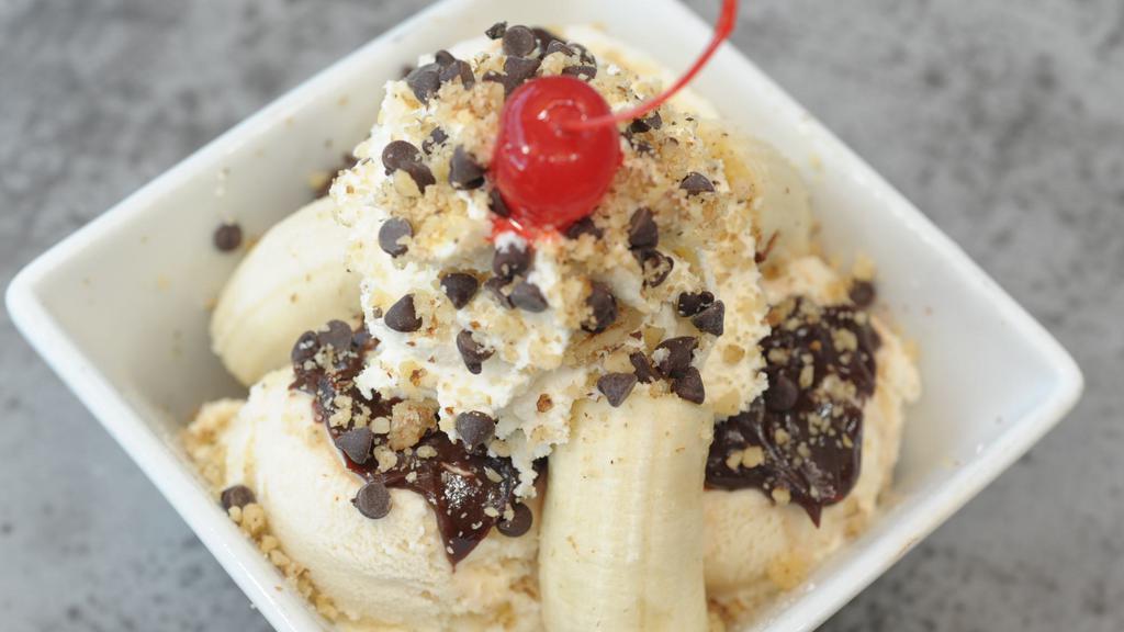 Banana Bossa Nova · Experience art your taste buds can enjoy. Three mounds of Honey
Vanilla are covered with hot fudge, chocolate chips, whipped cream,
nuts, and a cherry while bananas tower over puddles of hot fudge