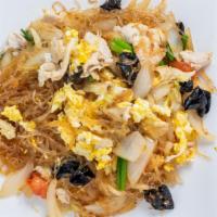Pad Woon Sen · Sautée vermicelli noodles with egg, black mushrooms, tomatoes, onions, and scallions.