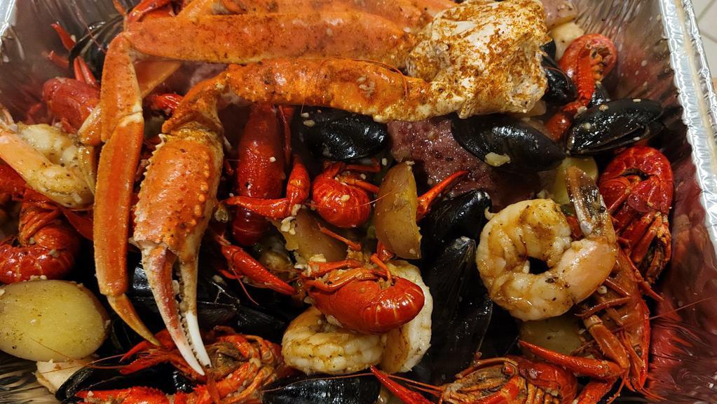 Dos Migos Broil #1 · 1 lb. Crawfish, 1 lb. Black Mussels, 1 lb. Shrimp, 1 Cluster Snow Crab Legs
Served with sausage, boiled egg, 3 potatoes and 2 corn . Add lobster for additional cost.