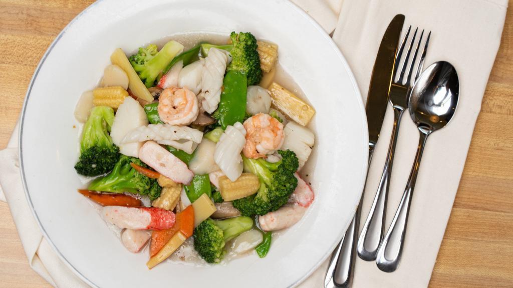 Happy Family · Jumbo shrimp, scallops, sea legs and mixed vegetables stir fried in white sauce.