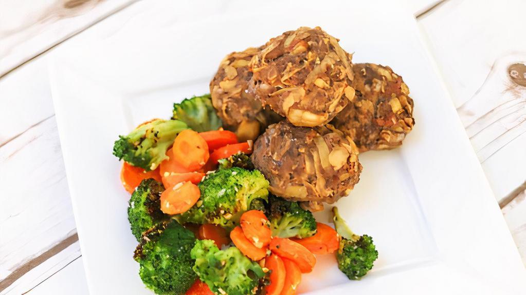 Bacon Cheddar Meatballs · Four hand-rolled beef meatballs made with freshly shredded Yukon gold potatoes, smoked gouda, sharp cheddar, and chopped turkey bacon paired with roasted carrots and broccoli.

*gluten free