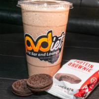Oreo Blast · Cookies and cream protein, Oreos, chocolate chips, chocolate drizzle.