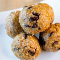 Peanut Butter & Chocolate Chip Bites · Peanut Butter, Chocolate Chips, Whey Protein, Whole Grain Oats, Coconut Shavings, Honey