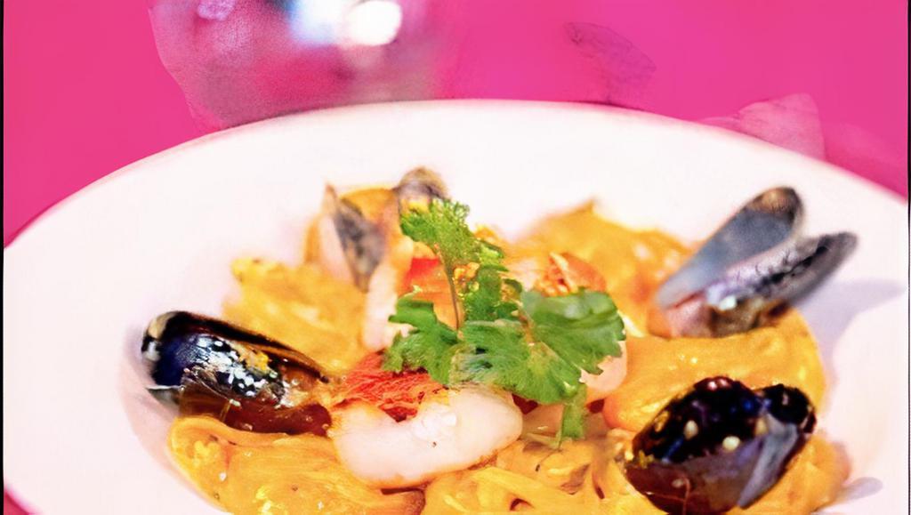 Pasta  Del Mare · Scallops, shrimp, clams, mussels in a white wine seafood sauce. Served with a cup of soup or salad