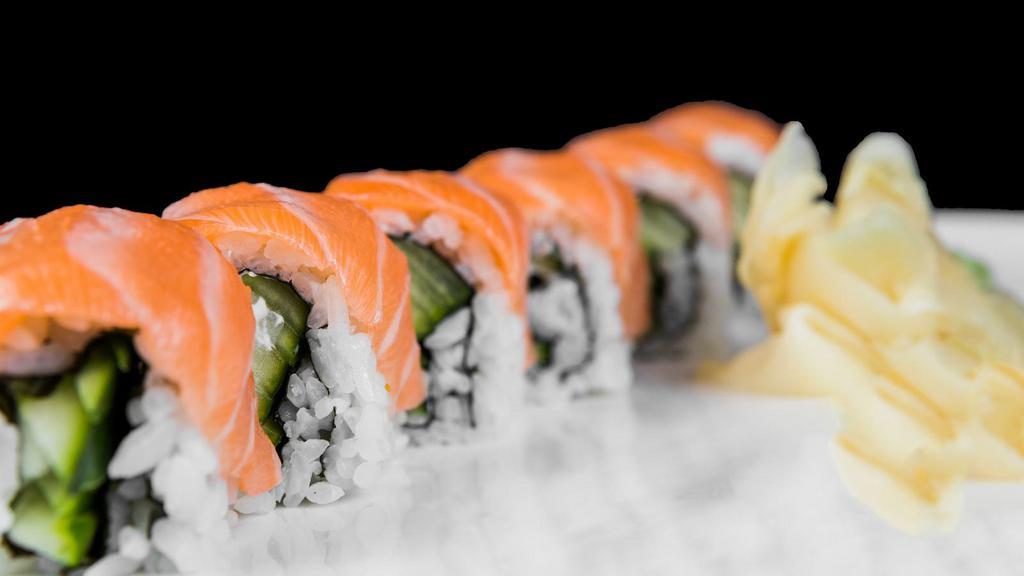 Alaskan Roll · Gourmet sushi roll with salmon, tempura flake, and spicy mayo.