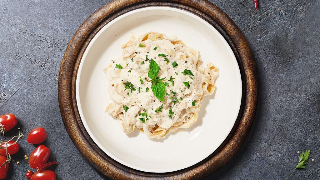 Don Alfredo Fettuccine · Fresh Fettuccine in alfredo sauce and grilled chicken. Served with soup or salad.