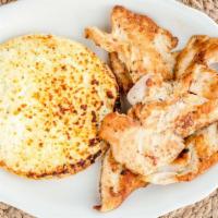 Arepa Tipo Hamburguesa Con / Large Homemade Corn Pie With · Pollo asado, carne o lomo de cerdo / Grilled chicken, beef or pork loin.