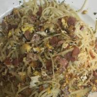 Pasta Carbonara · Italian pasta dish with cheese and bacon.