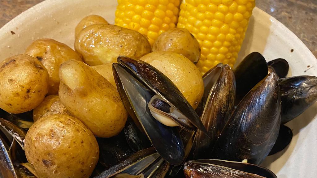 2 Pack Mussel Boil Meal Kit · Due to Customer Request we have created our BRAND NEW Mussels Seafood Boil Meal Kit.  This is for you Mussels Lovers!!  Simply boil your kit from frozen and you have a wonderful seafood meal in just 8 minutes!

Each Kit Includes:

1 lb. Mussels (pre cooked)

2 Corn Cobettes

1/2 lb. of Potatoes

1 Large Andouille Sausage

Seafood Boil Seasoning

The Seafood Boil is pre packaged in a ready to boil bag (frozen).  This means all you have to do is boil your water, add your seasoning, boil your kit for 5-8 minutes.

All of our Mussels are already cooked.  You are simply heating them up in this kit.