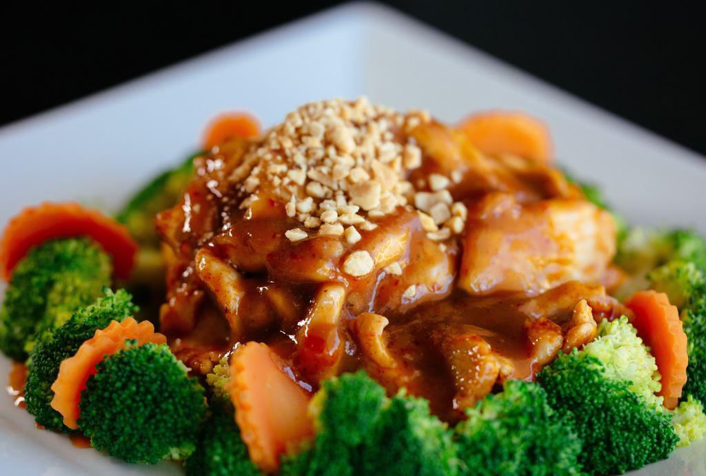 Peanut (Pra Ram)* · Sautéed choice of meat in spicy peanut sauce on a bed of broccoli and carrots.