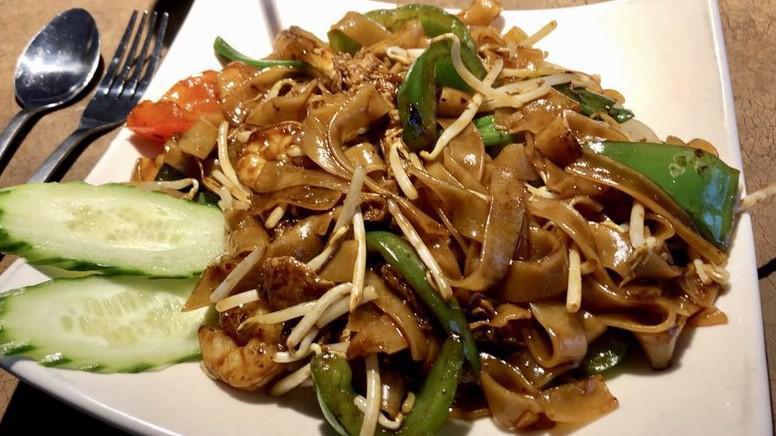 Drunken Noodle Dinner · Wok-tossed large rice noodles with wine, bean sprouts, bell pepper, green onion, and egg. Spicy.