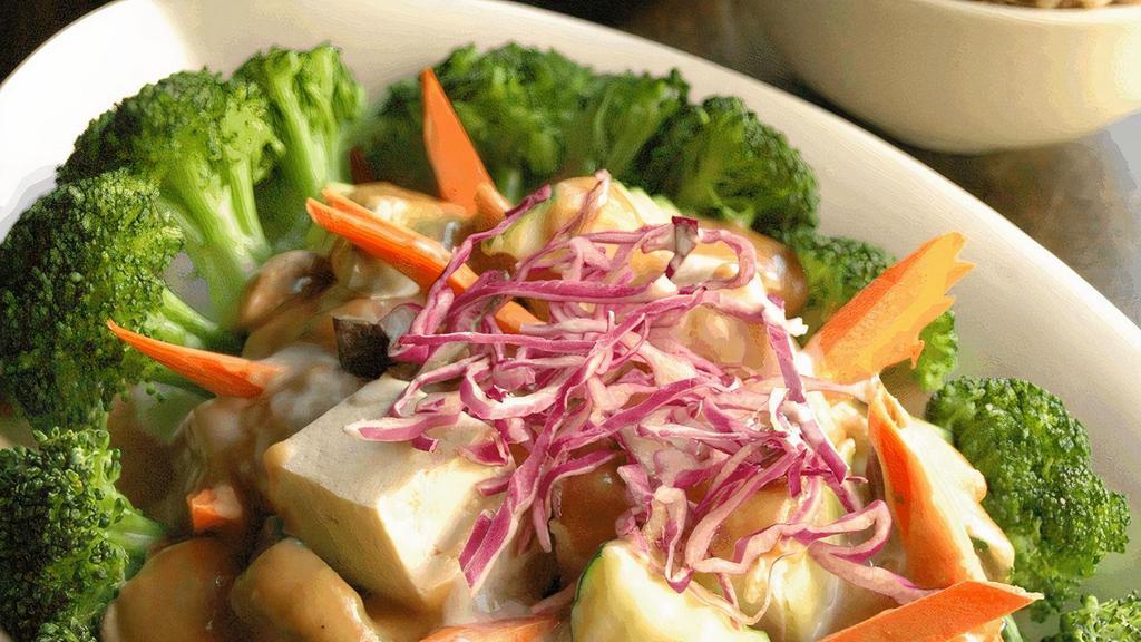 Bangkok Café Bathing Rama · Soft / Fried tofu, spinach and seasonal vegetables, with
caramelized onions & mushrooms and fresh bean sprout.
Topped with peanut sauce.